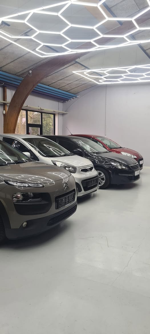 Biler indenfor hos Spotcars