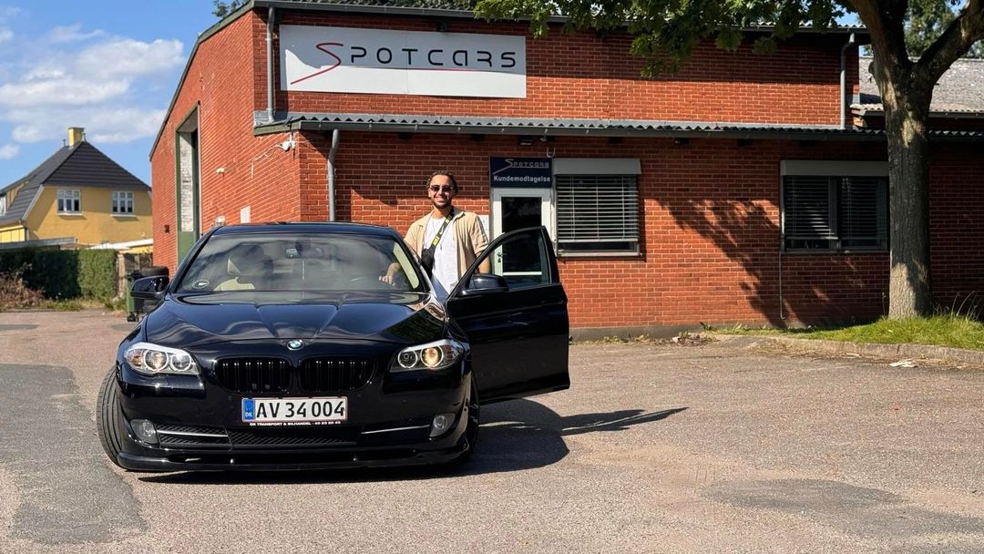 Kunde henter bil med garanti hos Spotcars