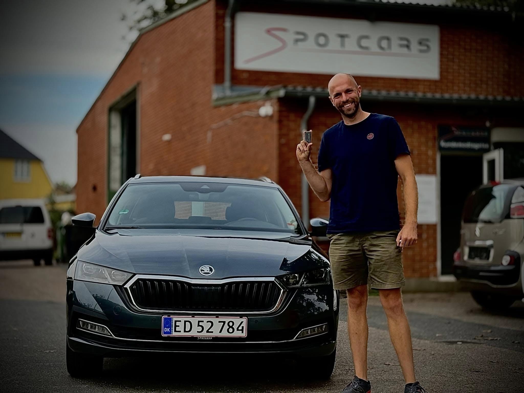 Kunde får bilen tilbage efter service hos Spotcars